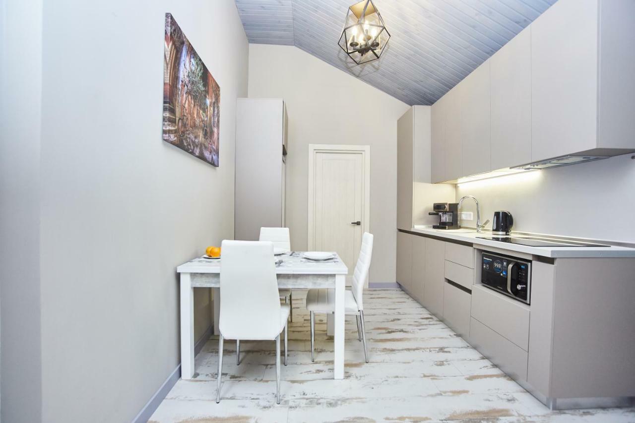 Luxury Apartment In The Heart Odesa Exterior photo